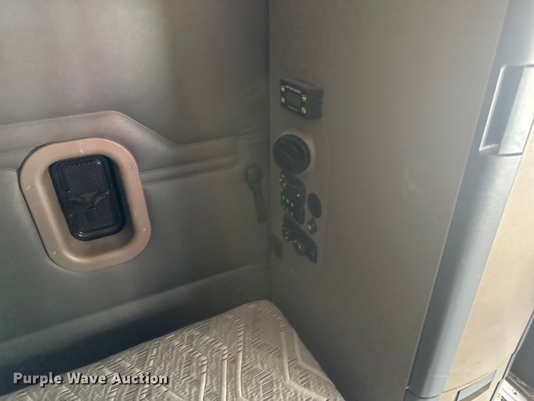 image for item FB9449 2018 Freightliner Cascadia semi truck