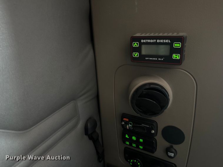 image for item FB9449 2018 Freightliner Cascadia semi truck