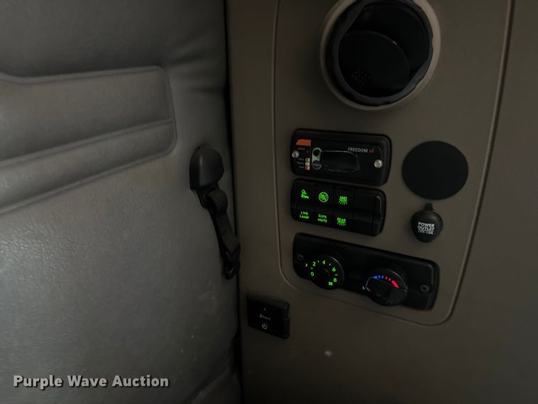 image for item FB9449 2018 Freightliner Cascadia semi truck