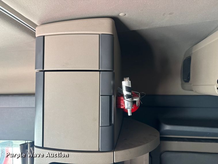 image for item FB9449 2018 Freightliner Cascadia semi truck