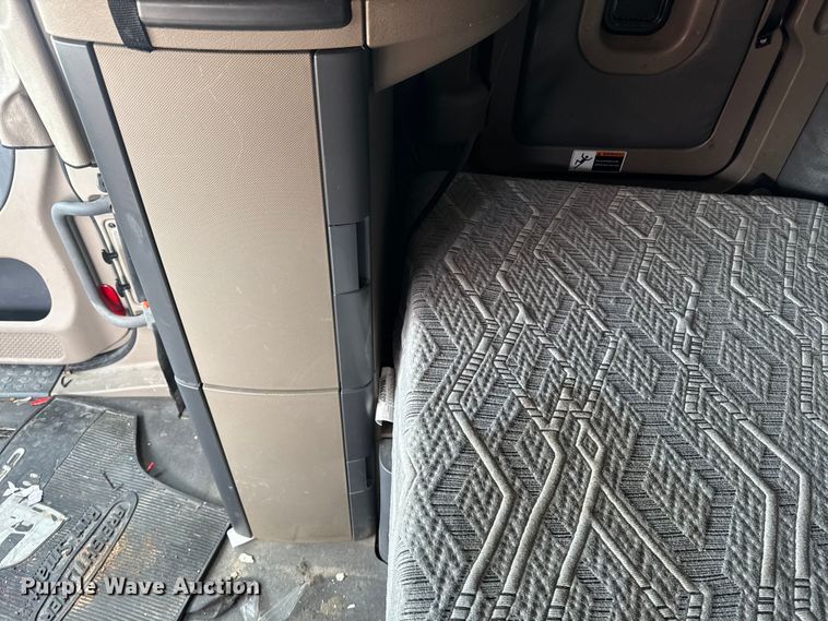 image for item FB9449 2018 Freightliner Cascadia semi truck