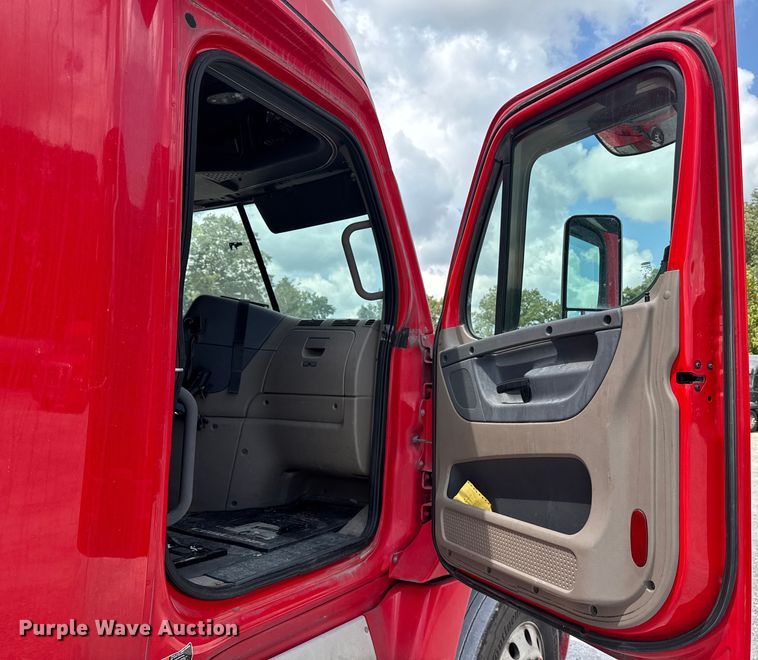 image for item FB9449 2018 Freightliner Cascadia semi truck