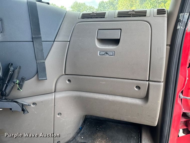 image for item FB9449 2018 Freightliner Cascadia semi truck