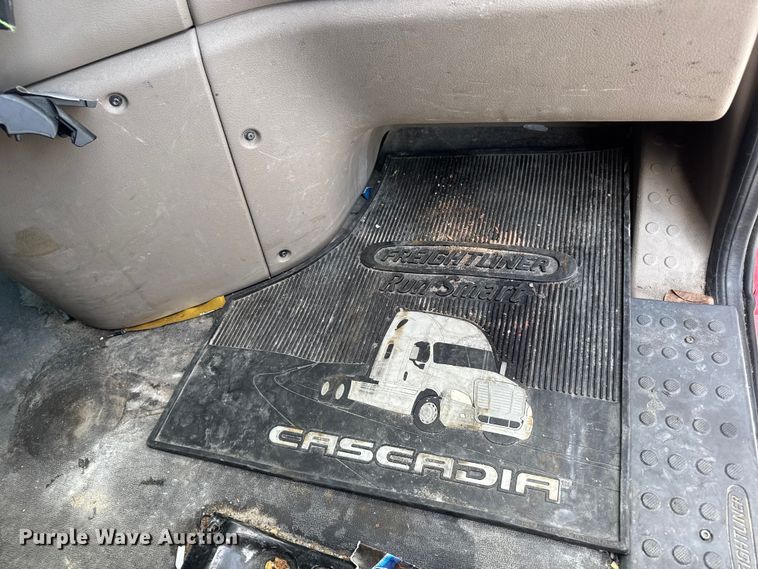 image for item FB9449 2018 Freightliner Cascadia semi truck