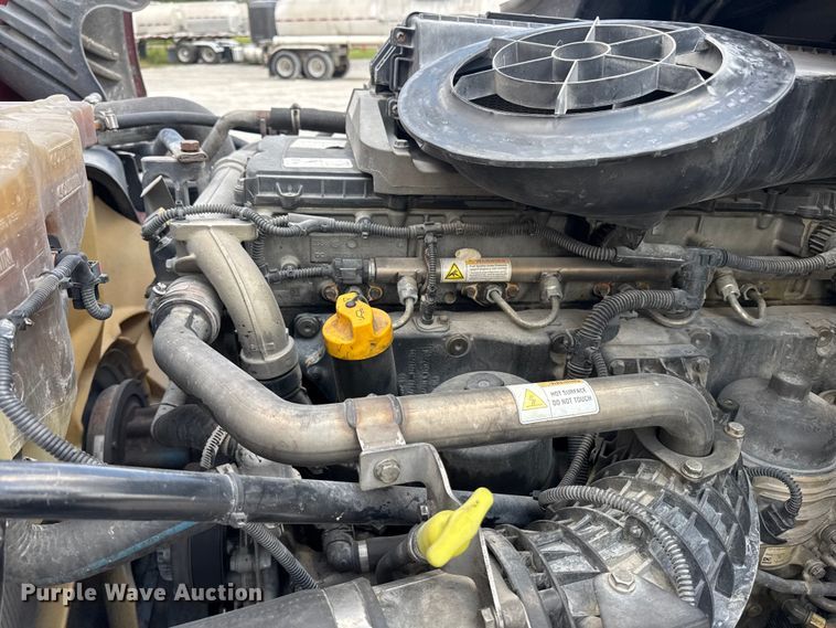 image for item FB9449 2018 Freightliner Cascadia semi truck