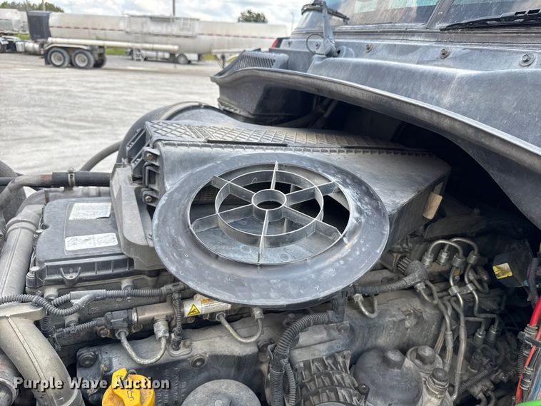 image for item FB9449 2018 Freightliner Cascadia semi truck