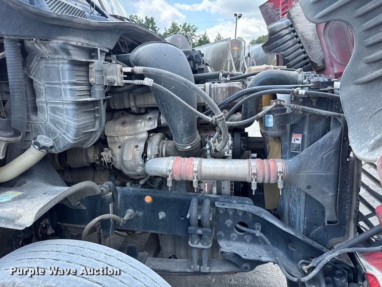 image for item FB9449 2018 Freightliner Cascadia semi truck