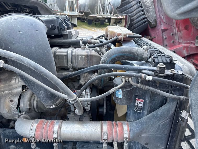 image for item FB9449 2018 Freightliner Cascadia semi truck