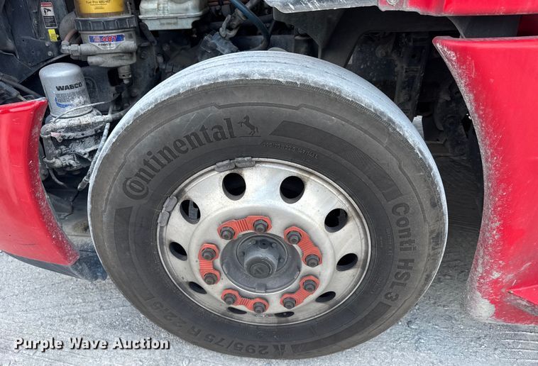 image for item FB9449 2018 Freightliner Cascadia semi truck