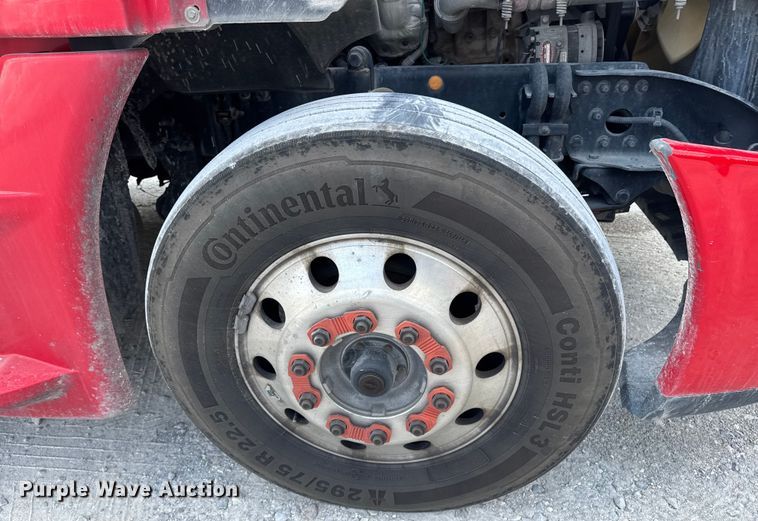 image for item FB9449 2018 Freightliner Cascadia semi truck