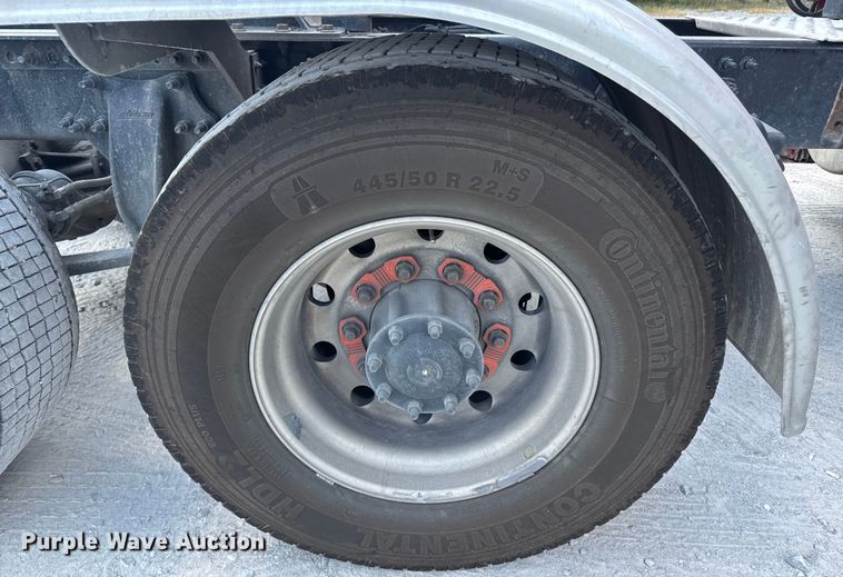 image for item FB9449 2018 Freightliner Cascadia semi truck