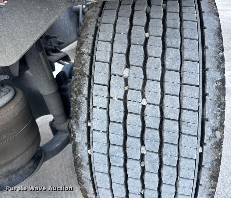 image for item FB9449 2018 Freightliner Cascadia semi truck