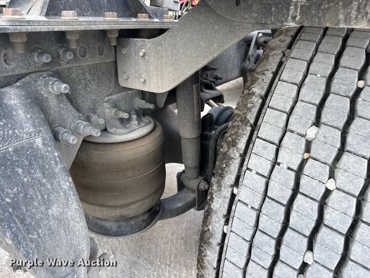 image for item FB9449 2018 Freightliner Cascadia semi truck