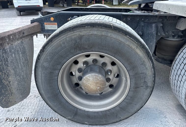 image for item FB9449 2018 Freightliner Cascadia semi truck