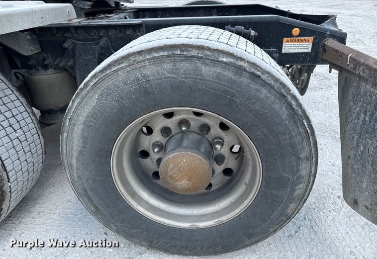 image for item FB9449 2018 Freightliner Cascadia semi truck