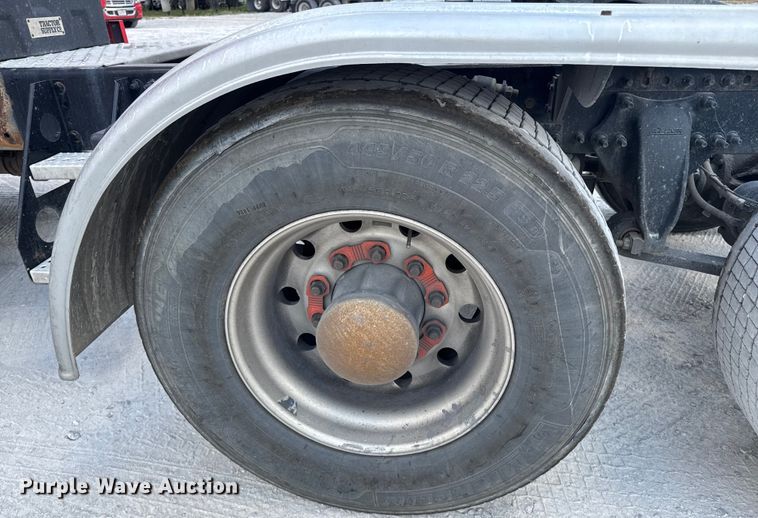 image for item FB9449 2018 Freightliner Cascadia semi truck