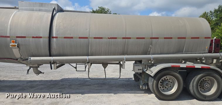 image for item FB9450 2006 Acro tank trailer