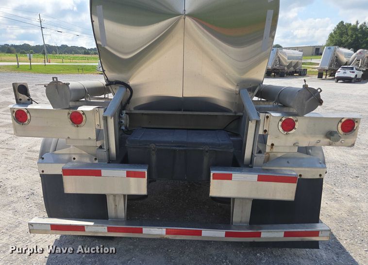 image for item FB9450 2006 Acro tank trailer