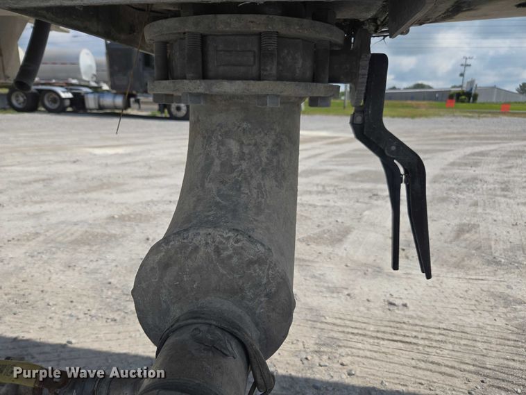 image for item FB9450 2006 Acro tank trailer