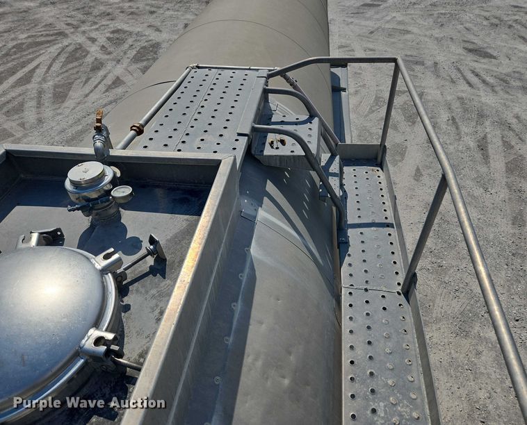 image for item FB9450 2006 Acro tank trailer