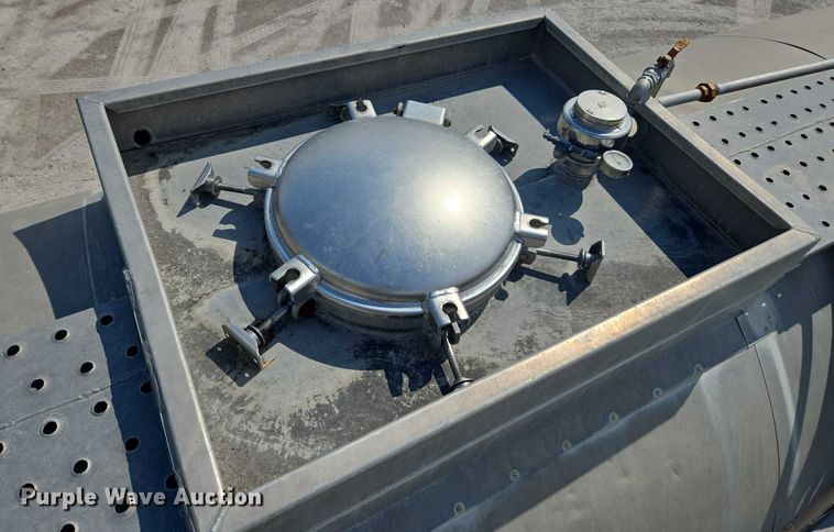 image for item FB9450 2006 Acro tank trailer