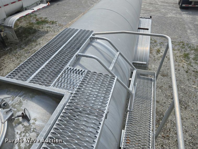 image for item FB9451 1999 Polar tank trailer