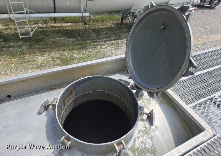 image for item FB9451 1999 Polar tank trailer