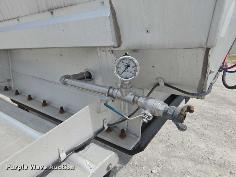 image for item FB9452 2002 Acro tank trailer