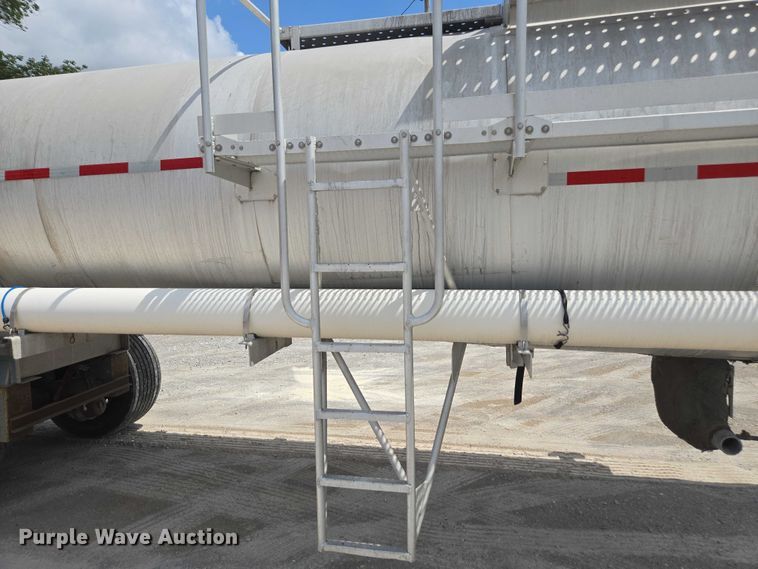 image for item FB9452 2002 Acro tank trailer