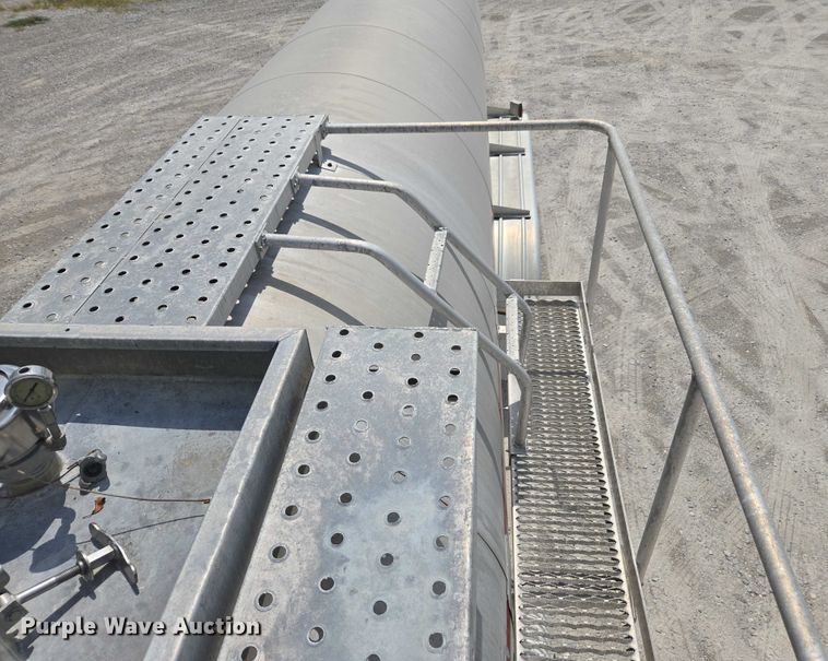 image for item FB9452 2002 Acro tank trailer