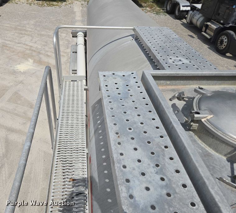 image for item FB9452 2002 Acro tank trailer