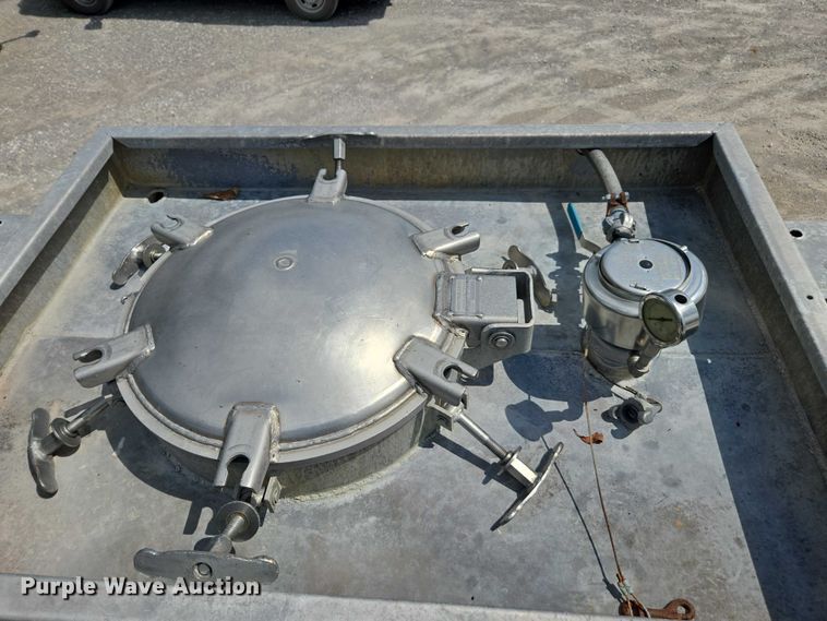 image for item FB9452 2002 Acro tank trailer