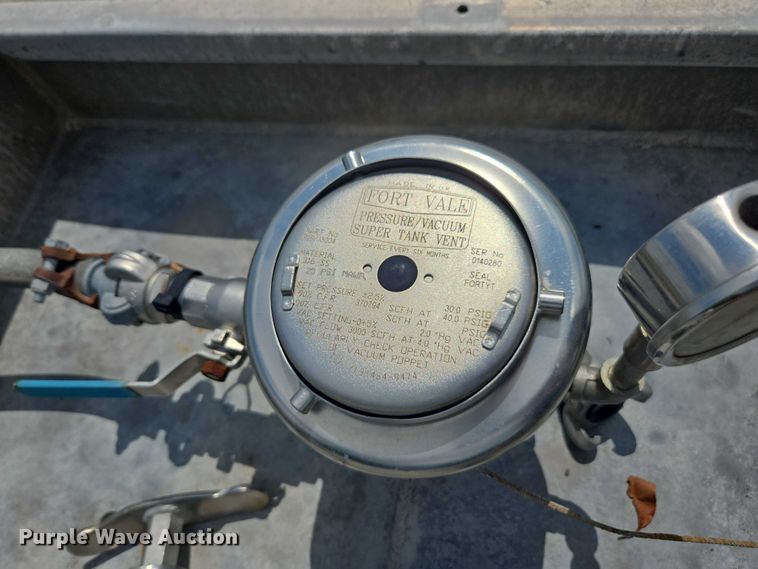 image for item FB9452 2002 Acro tank trailer