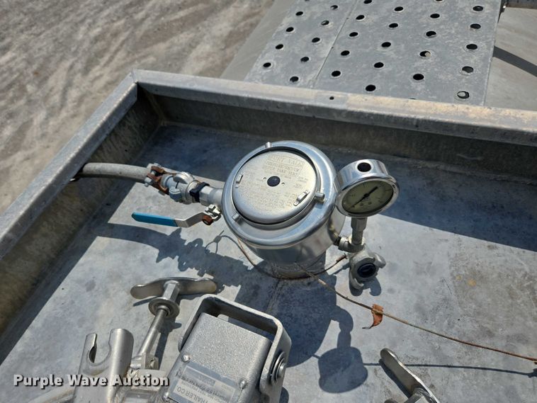 image for item FB9452 2002 Acro tank trailer