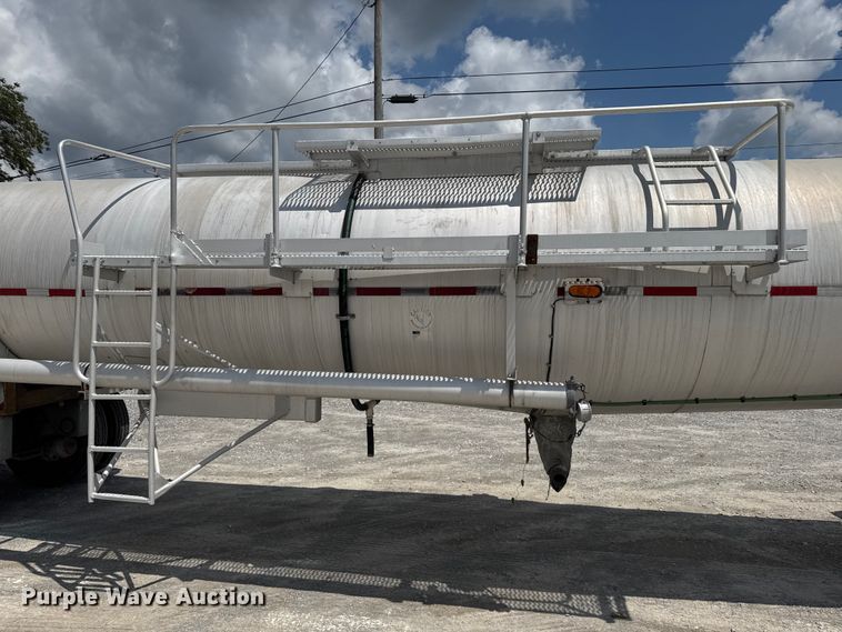 image for item FB9453 1999 Polar tank trailer
