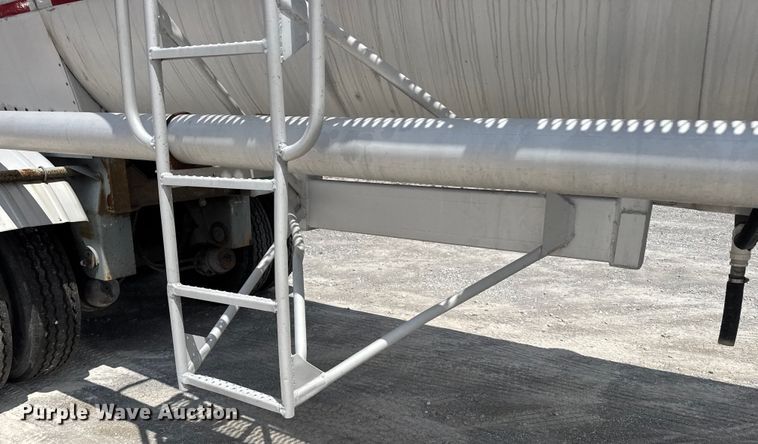 image for item FB9453 1999 Polar tank trailer