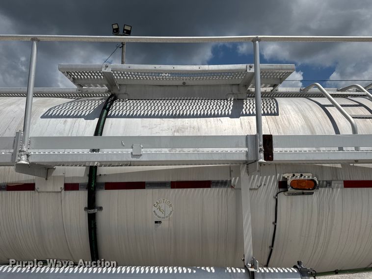 image for item FB9453 1999 Polar tank trailer