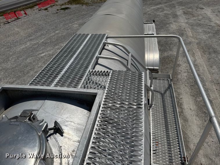 image for item FB9453 1999 Polar tank trailer