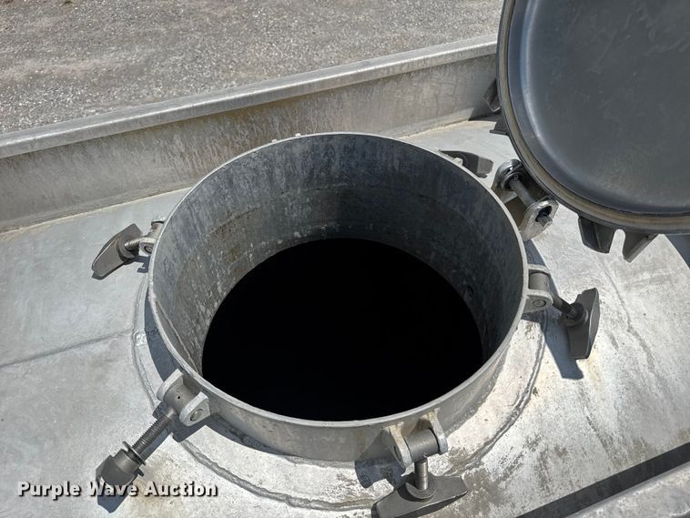 image for item FB9453 1999 Polar tank trailer