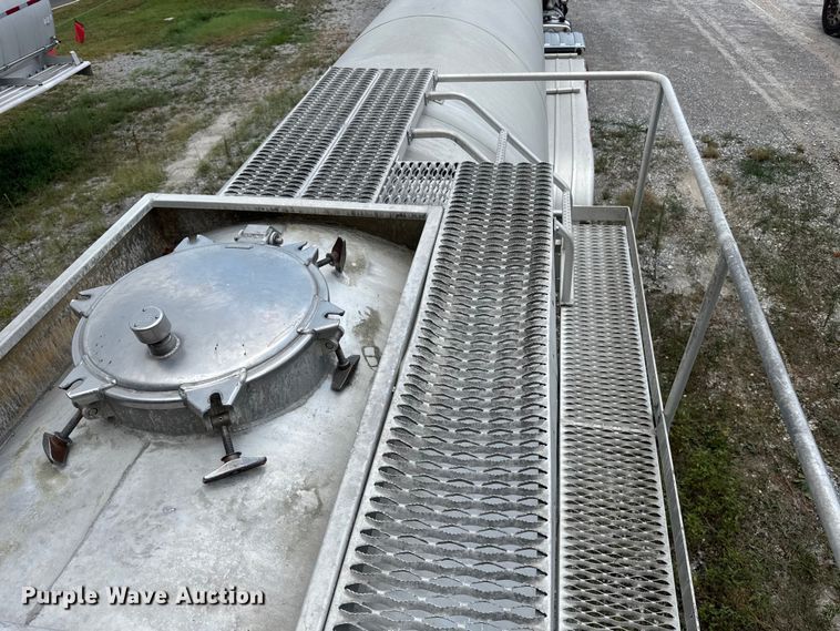 image for item FB9454 1999 Polar tank trailer