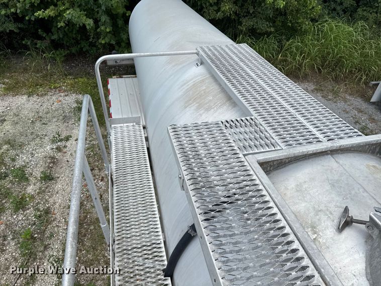 image for item FB9454 1999 Polar tank trailer