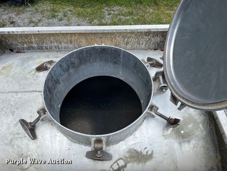 image for item FB9454 1999 Polar tank trailer