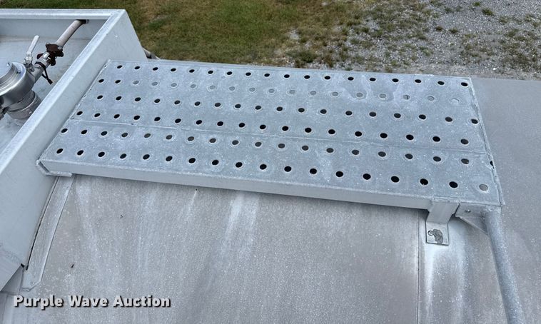 image for item FB9455 2002 Acro tank trailer