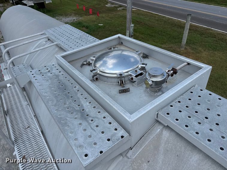 image for item FB9455 2002 Acro tank trailer