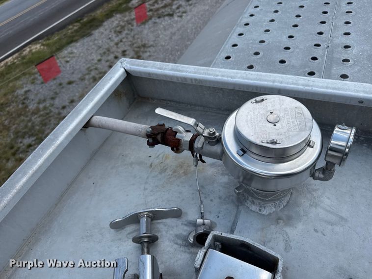 image for item FB9455 2002 Acro tank trailer