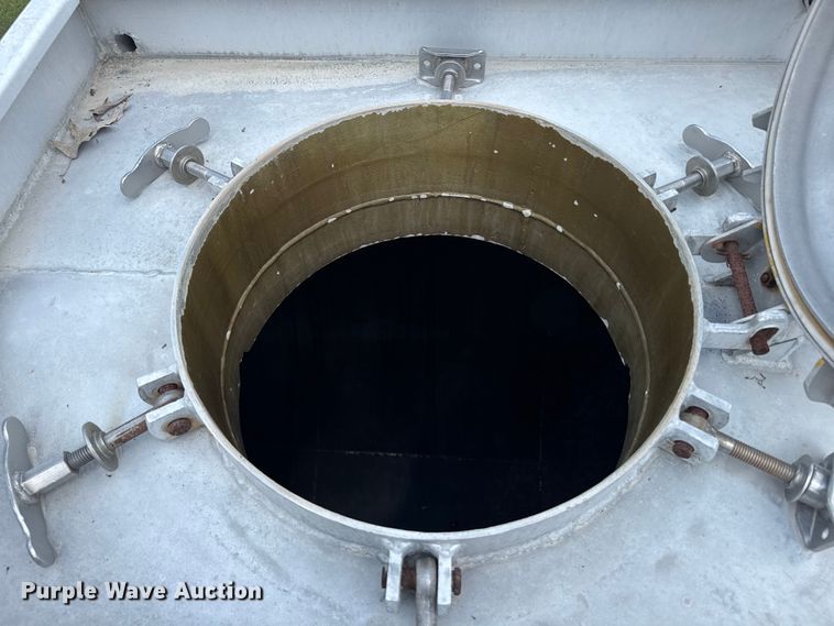 image for item FB9455 2002 Acro tank trailer