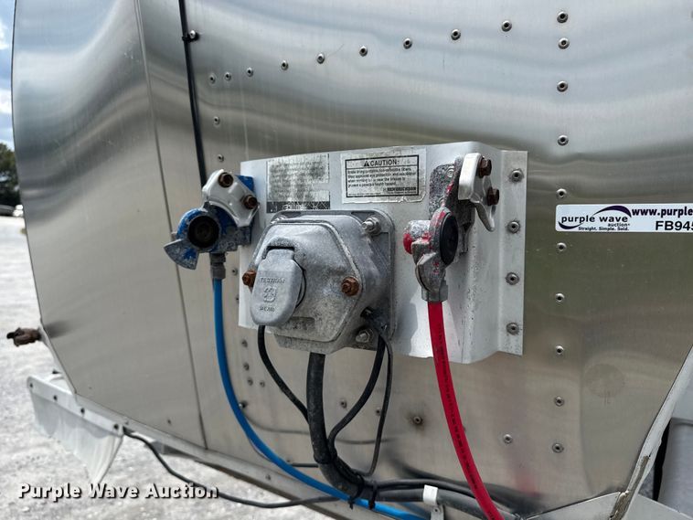 image for item FB9456 2002 Acro tank trailer