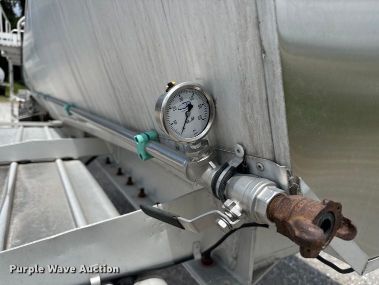 image for item FB9456 2002 Acro tank trailer