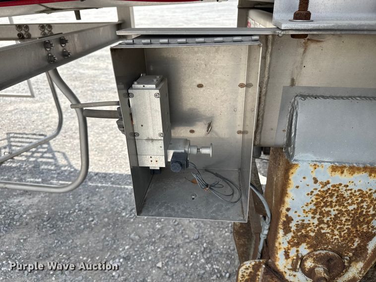 image for item FB9456 2002 Acro tank trailer