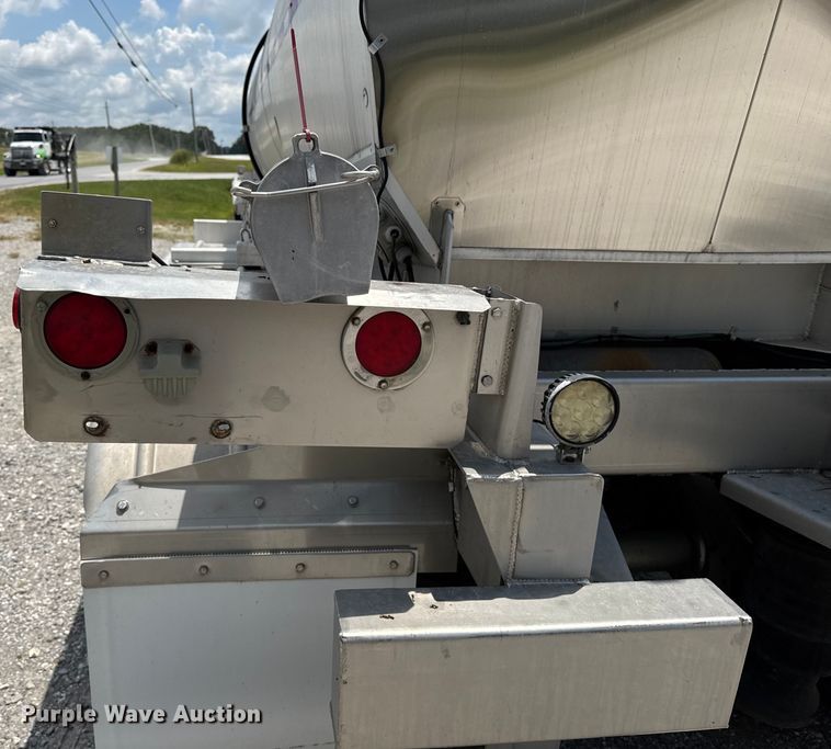 image for item FB9456 2002 Acro tank trailer